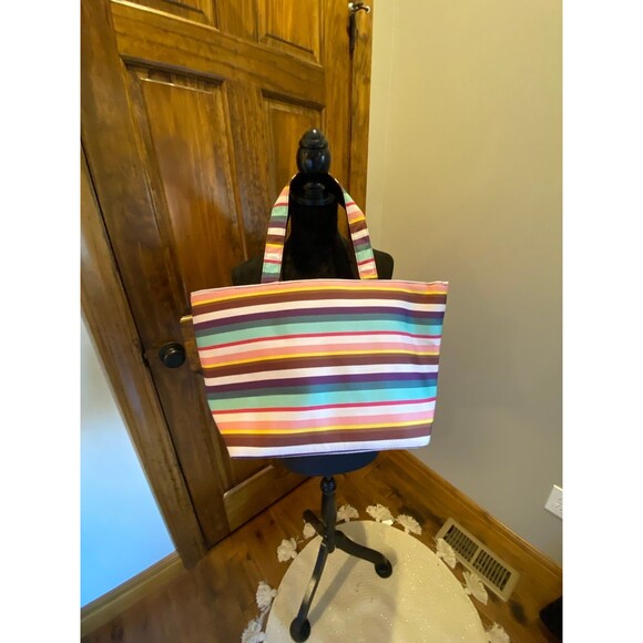 Striped Tote Beach Bag w/tags. Swim Bag Pool Bag  HUGE inside compartment - Picture 4 of 11